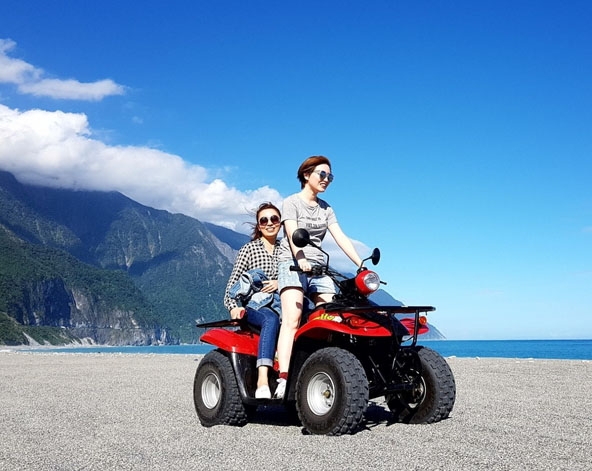 (含司導,不含景點門票)沙灘車飆沙體驗+超美感秘境拍照→健康步行+美照留念(砂卡噹步道、七星潭、松園別館)→花蓮車站→台北車站